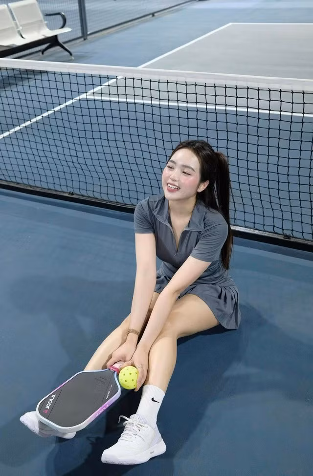 Trong một video ngắn, hot girl pickleball Lê Phương Anh xuất hiện giữa phố, cô thả hững hờ mái tóc dài, diện đồ đơn giản nhưng tôn lên triệt để lợi thế đường cong cơ thể.