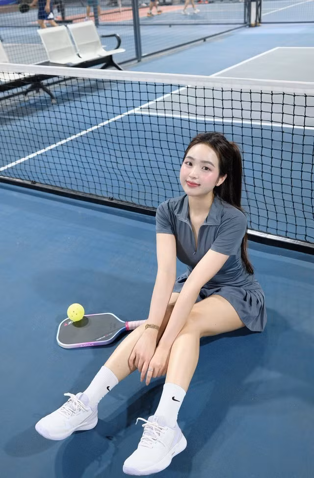 Cùng với thần thái nhẹ nhàng nhưng cuốn hút, kết hợp với nụ cười tươi, biểu cảm vui tươi tạo nên sức hút cho Lê Phương Anh.