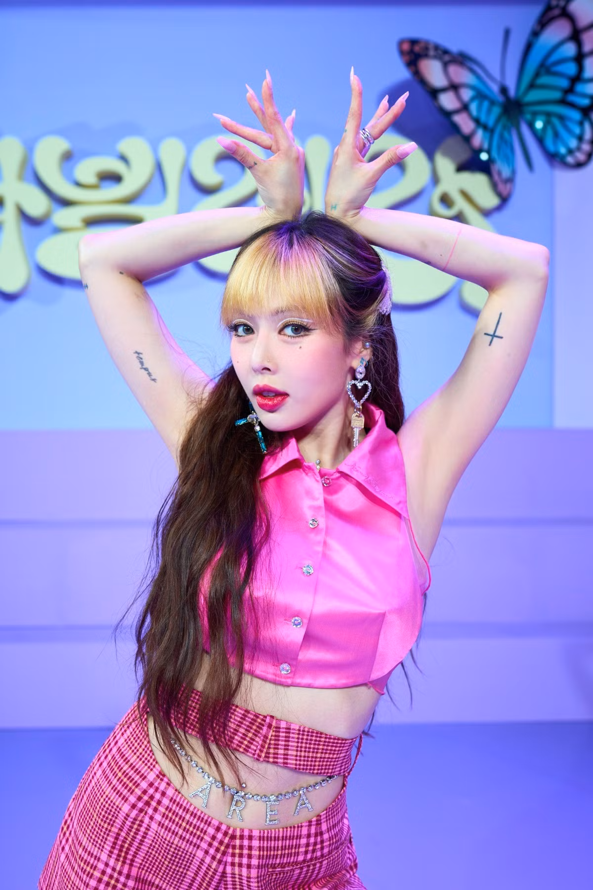 Việc HyunA bị soi mói ngoại hình không phải là điều mới lạ trong giới giải trí Hàn Quốc – nơi tiêu chuẩn sắc đẹp và vóc dáng được đặt ra vô cùng khắt khe.