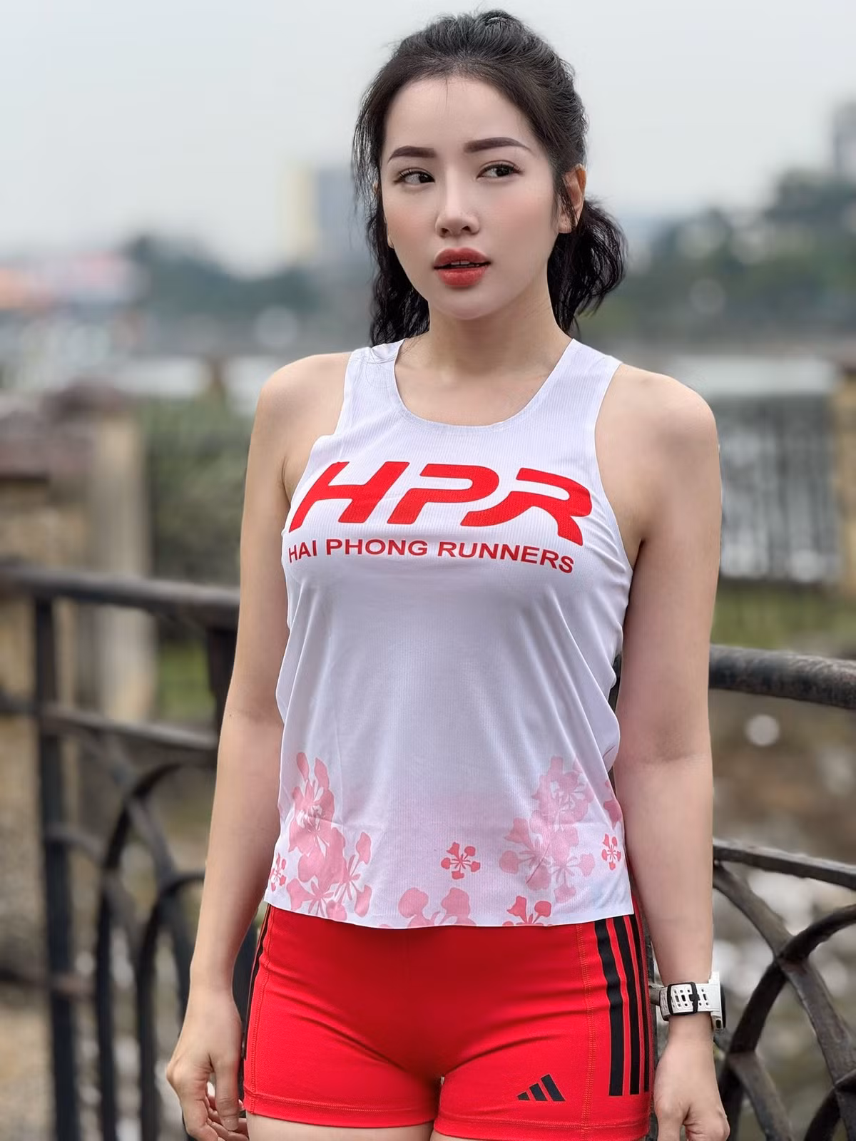 Loan Barbie (Nguyễn Thị Ngọc Loan) hiện là một y tá, runner xinh đẹp được netizen chú ý bởi nhan sắc miễn chê.