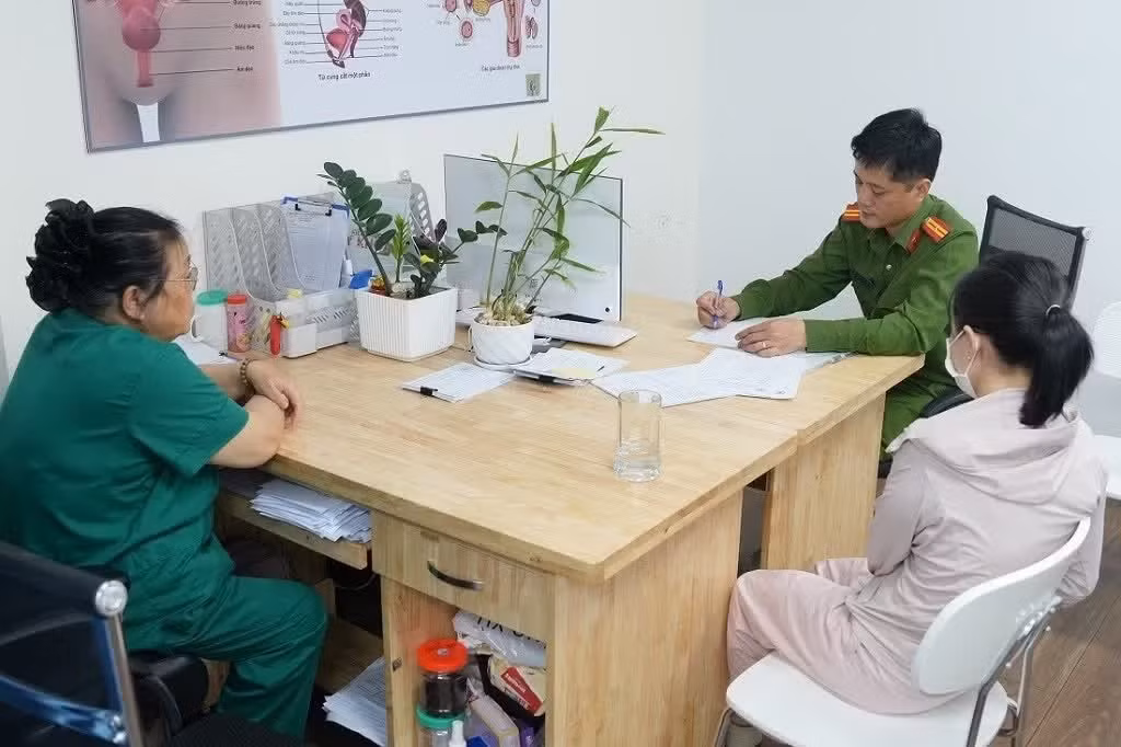 Công an lấy lời khai các đối tượng.