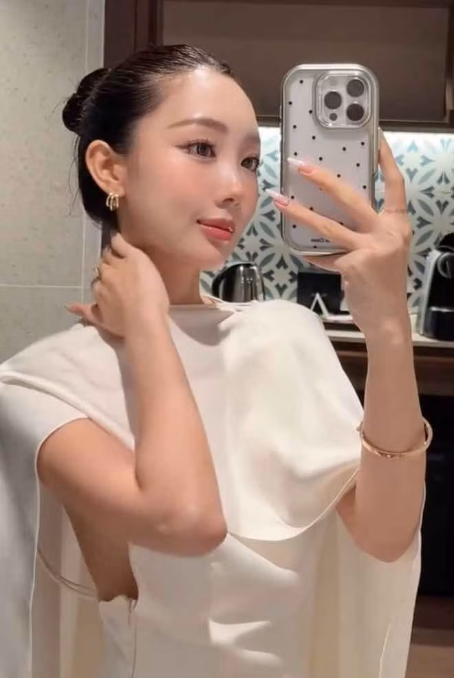 Làn da căng bóng, các đường nét cân đối, đặc biệt phần xương hàm thon gọn nhưng không còn góc cạnh, giúp tổng thể gương mặt của nữ phản diện của Đảo Thiên Đường trở nên hài hòa.