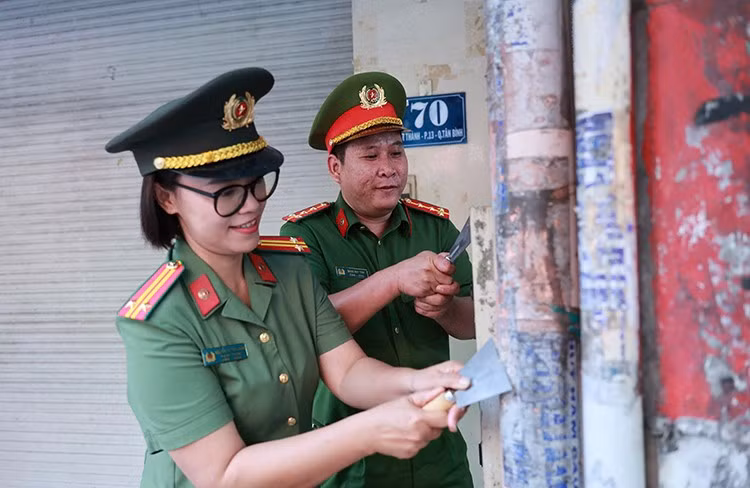Lực lượng phường Tân Bình tham gia bóc dỡ quảng cáo sai quy định.