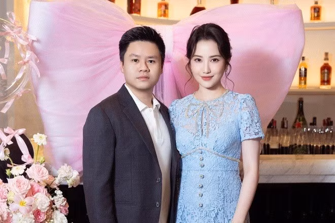 Thay vì một chiếc bánh kem thông thường, Phan Thành đã đặt một chiếc bánh tạo hình túi hiệu Hermès (dáng Kelly) màu hồng giống y như thật. Primmy Trương đã phải bật cười và dành tặng "100 điểm thành thật" cho chiếc bánh "giống mi-li-mét" này của chồng.
