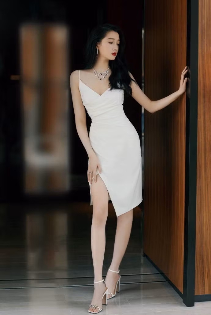 Quan Hiểu Đồng là một nữ diễn viên, người mẫu, ca sĩ và MC người Trung Quốc thuộc dòng họ Qua Nhĩ Giai thị, dân tộc Mãn Châu.