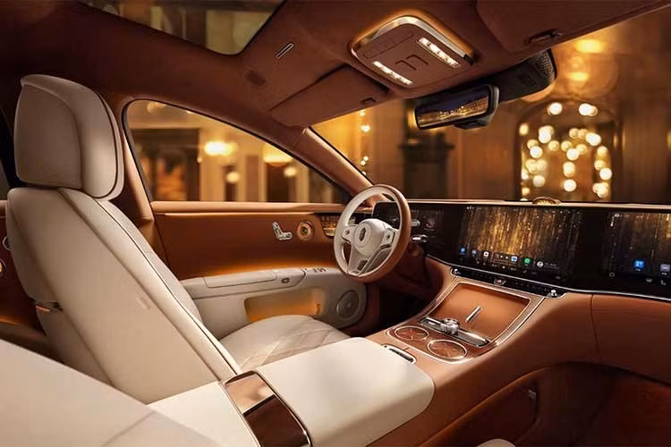 Nếu chi thêm tiền, khách hàng có thể trang bị 2 ghế giữa có thể xoay 180 độ cho Maextro V800. Tính năng này cho phép hành khách ngồi trên hàng ghế thứ hai và thứ ba ngồi đối diện nhau. Hàng ghế cuối có thể gập xuống khoang hành lý, giúp tăng dung tích chứa đồ từ 758 lít lên 1.926 lít.