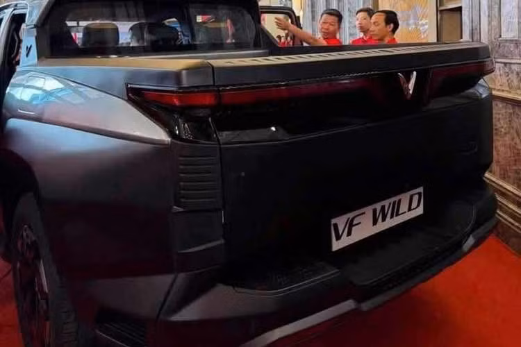 Khác với đầu xe, khu vực phía sau của VinFast VF Wild không thay đổi nhiều so với phiên bản concept. Tại đây, xe vẫn sở hữu cụm đèn hậu hình cánh chim, tạo sự tương đồng với đầu xe, và cản sau đi kèm ốp màu bạc. Hai bên thùng sau có thêm bậc bước chân tương tự đối thủ như Ford Ranger.