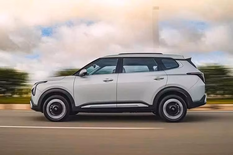 Tại thị trường Ấn Độ, mẫu xe MPV chạy điện Kia Carens EV 2026 có giá khởi điểm từ 1,8-2,499 triệu Rupee (khoảng 504-700 triệu đồng). Xe sẽ cạnh tranh với những đối thủ như BYD M6 khi bán ra ở đất nước vạn đảo.