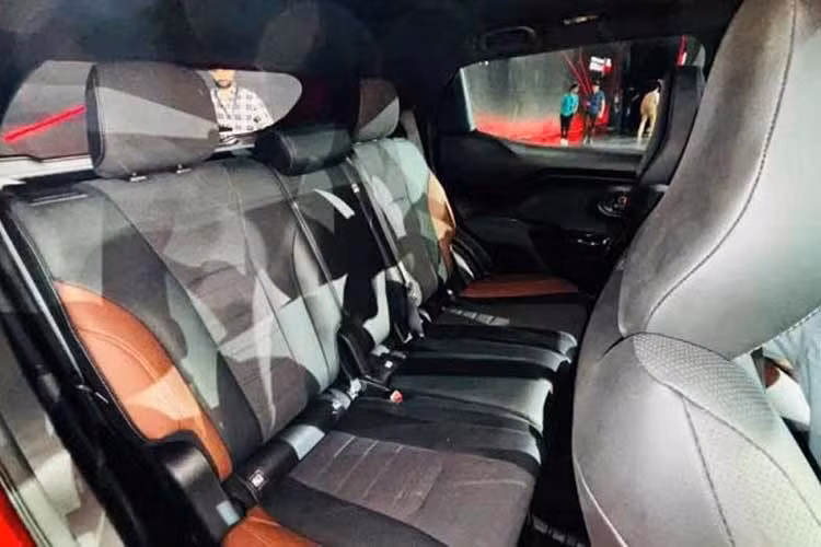 Cung cấp sức mạnh cho Toyota Urban Cruiser Ebella là mô-tơ điện đặt phía trước, sản sinh công suất tối đa 128 kW (khoảng 172 mã lực) và mô-men xoắn cực đại 189 Nm. Bên cạnh đó là bộ pin có dung lượng 61 kWh, tương thích với cả sạc chậm AC và sạc nhanh DC. Các tính năng sạc kết nối bao gồm điều khiển sạc từ xa, theo dõi tình trạng pin và quản lý lịch sạc thông qua nền tảng Toyota i-Connect.