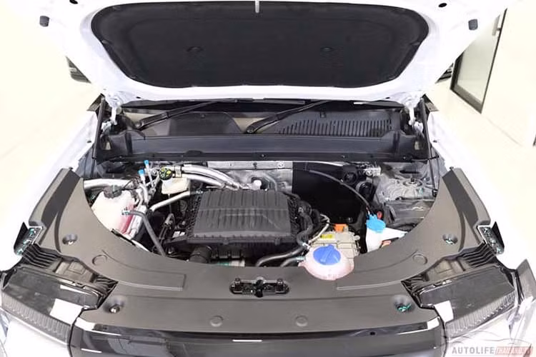 Điểm nhấn của Jaecoo J6T REEV nằm ở hệ truyền động bao gồm động cơ 4 xi-lanh, tăng áp, dung tích 1.5L, cho công suất tối đa 156 mã lực và mô-men xoắn cực đại 220 Nm. Tuy nhiên, nhiệm vụ duy nhất của động cơ này là sạc cho bộ pin LFP có dung lượng 33,6 kWh do CATL sản xuất.