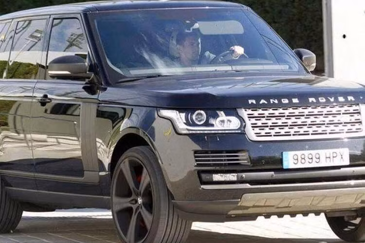 Trong bộ sưu tập xe của Messi, có ít nhất 2 chiếc Land Rover, gồm có Range Rover SV Autobiography và Range Rover Sport SVR. Thời điểm chia tay câu lạc bộ Barcelona sau 21 năm gắn bó, nam cầu thủ đã tự tay cầm lái chiếc và Range Rover Sport SVR để tạm biệt người hâm mộ tại đây và để lại không ít tiếc nuối cho các fan bóng đá Tây Ban Nha.