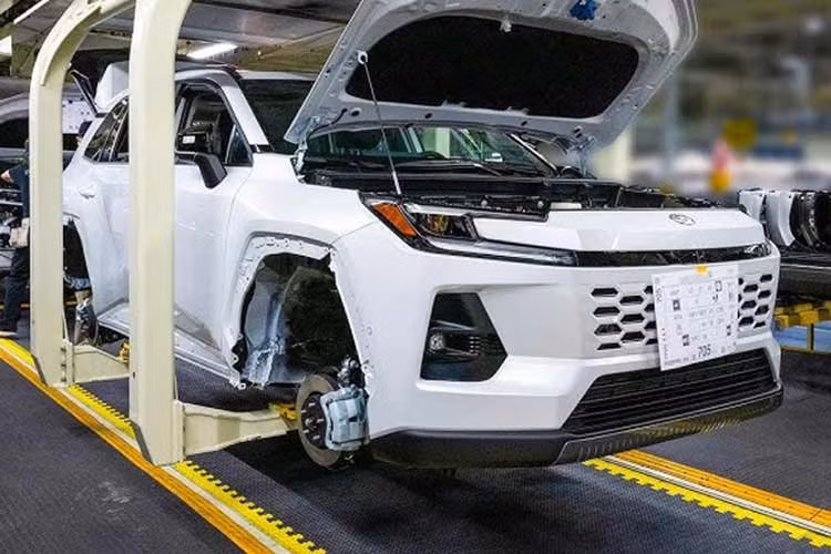 Theo hãng xe Nhật Bản, nguyên nhân thiếu xe phần lớn xuất phát từ việc Toyota dành nhiều tháng để nâng cấp các nhà máy nhằm chuẩn bị sản xuất thế hệ RAV4 mới – hiện được định hướng tập trung vào các phiên bản hybrid.