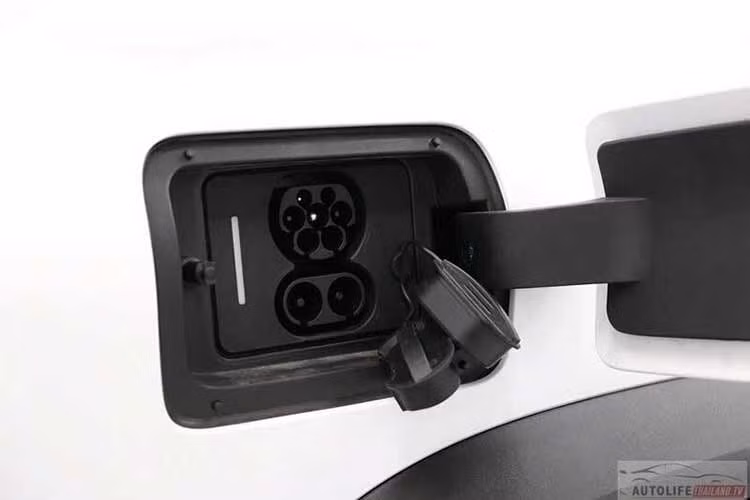 Các thông số khác bao gồm khả năng sạc nhanh DC công suất 100 kW, cho phép sạc từ 30% lên 80% trong 20 phút. Bên cạnh đó là sạc chậm AC với công suất 6,6 kW, chức năng cấp điện cho thiết bị bên ngoài V2L có công suất 3,3 kW, bình nhiên liệu dung tích 45 lít và khoang hành lý 450 lít.