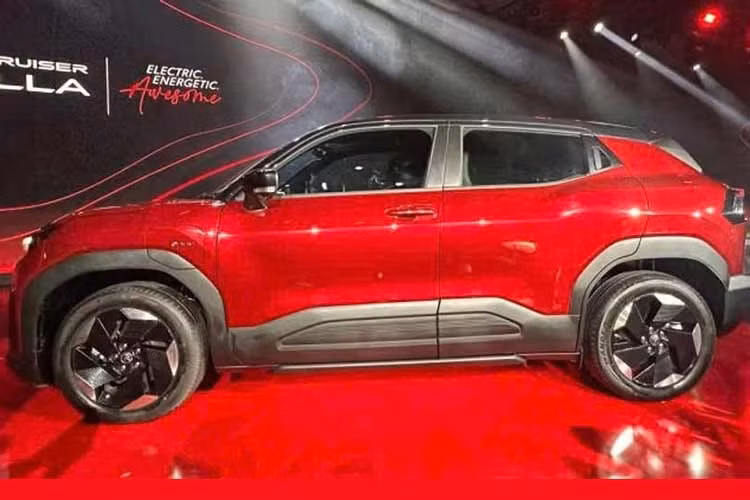 Mẫu xe Urban Cruiser EV chạy điện của Toyota kết hợp giữa kiểu dáng SUV, danh sách trang bị cao cấp và các công nghệ an toàn tiên tiến. Urban Cruiser Ebella được áp dụng ngôn ngữ thiết kế “Urban Tech” mới của Toyota với các chi tiết mang phong cách tương lai.