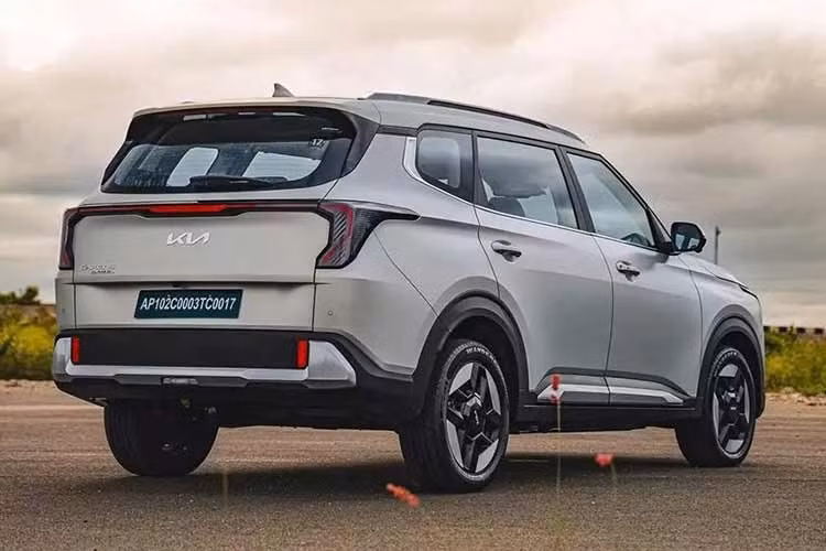 Tuy nhiên, có một điểm bất thường liên quan đến mã NJKB của Kia Carens EV. Dù nằm trong bảng danh mục sản phẩm của Kia, Carens EV lại xuất hiện giữa các sản phẩm của Hyundai. Điều bất thường này có thể được lý giải từ những thông tin trước đó. Phó Chủ tịch phụ trách vận hành của PT Kia Sales Indonesia (KSI), ông Harry Yanto, từng tiết lộ kế hoạch sản xuất Carens EV tại Indonesia.
