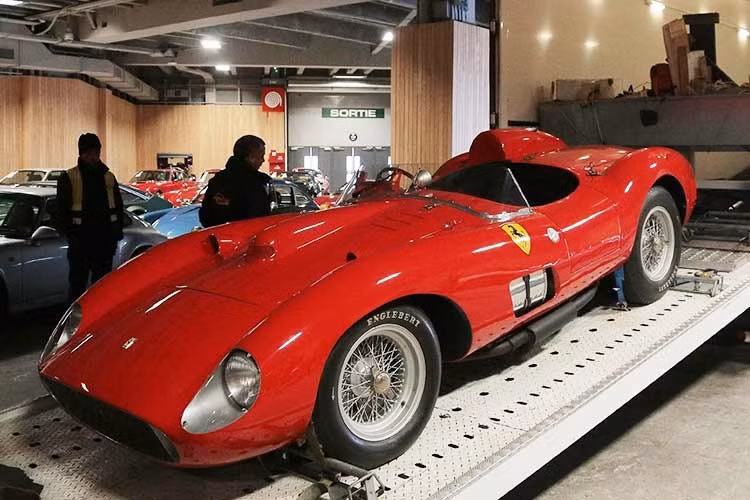 Trong đó, chiếc 335 S Spider Scagllietti được xem là "Ngôi sao sáng" với biệt danh mẫu Ferrari đắt đỏ nhất thế giới khi có giá bán lên tới 36 triệu USD (khoảng 826 tỷ đồng). Đây đồng thời cũng là chiếc xe đắt nhất trong bộ sưu tập của Messi.