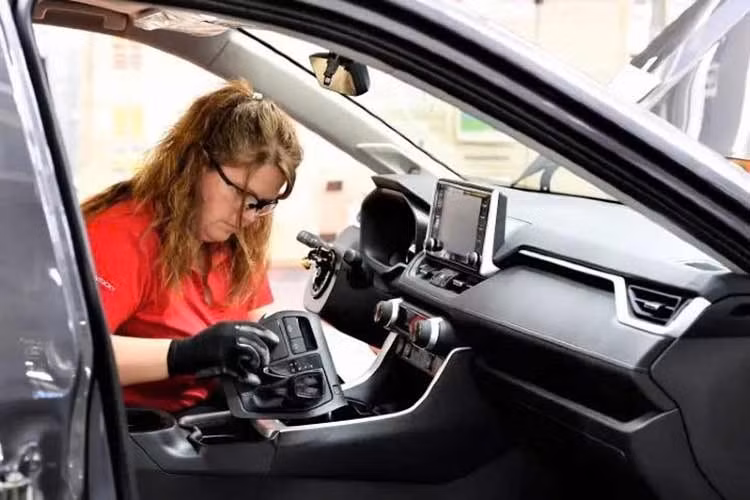 Quá trình chuyển đổi này giúp Toyota kiểm soát tốt hơn chất lượng sản phẩm, nhưng đồng thời cũng khiến nguồn cung bị gián đoạn trong giai đoạn đầu ra mắt. Ông Damon Rose, Giám đốc bán hàng bộ phận Toyota tại Mỹ, cho biết: “RAV4 đang quá hot. Hiện chúng tôi phải tính lượng xe tồn kho theo giờ chứ không còn là theo ngày nữa.”