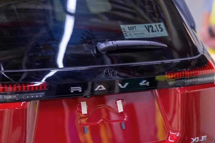 Tuy nhiên, việc mở rộng sản xuất Toyota RAV4 2026 được cho là chưa thể nhanh chóng giải quyết bài toán khan hàng, bởi Toyota vẫn đang trong giai đoạn hoàn thiện quá trình chuyển đổi dây chuyền sản xuất tại các nhà máy ở Nhật Bản và Canada.