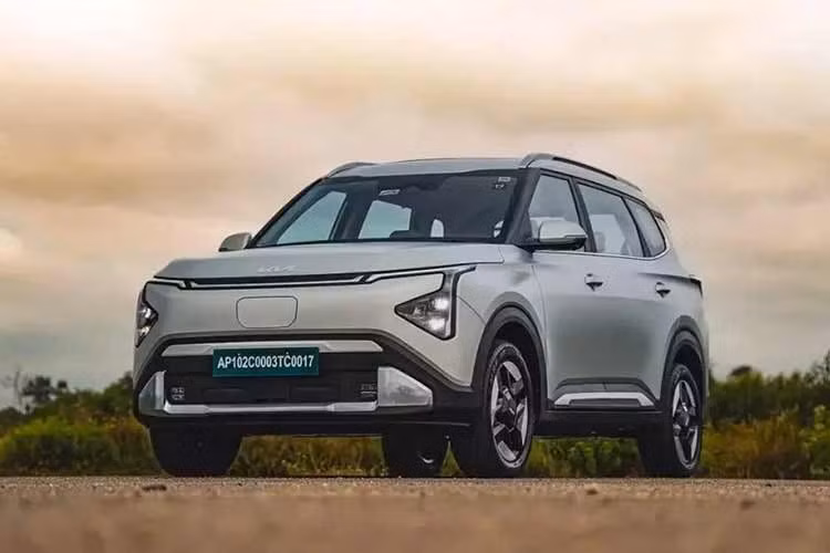 Kia Indonesia đã âm thầm đăng ký mẫu Carens EV trong Quy định số 11/2026 của Bộ Nội vụ Indonesia. Mẫu xe MPV chạy điện 7 chỗ ngồi này xuất hiện với mã KY EV B, trong đó, "KY" là mã sản phẩm nội bộ dành cho thế hệ mới nhất của Carens ra mắt vào năm 2021.