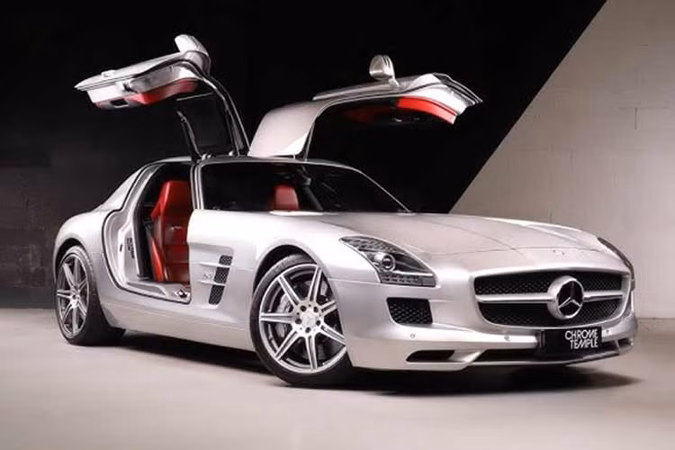 Đối với Lionel Messi, mẫu "Mẹc" được anh lựa chọn là Mercedes-Benz SLS AMG, thay vì SUV G63 AMG như nhiều đồng nghiệp khác. Tất nhiên, để sở hữu "Cánh chim" của thương hiệu Ngôi sao ba cánh, nam cầu thủ 34 tuổi cũng phải chi ra số tiền không dưới 518.000 USD (khoảng 12 tỷ đồng).