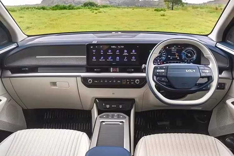 Được biết, các mẫu xe Kia tại Indonesia sẽ được lắp ráp trên dây chuyền sản xuất của PT Hyundai Motor Manufacturing Indonesia (HMMI) tại Cikarang, Tây Java, cùng với một số mẫu xe Hyundai đã được nội địa hóa. Dựa trên thông số của Carens Clavis EV tại Ấn Độ, mẫu xe này được trang bị pin có dung lượng 51,4 kWh, cho phạm vi hoạt động lên tới 490 km theo tiêu chuẩn ARAI MIDC.