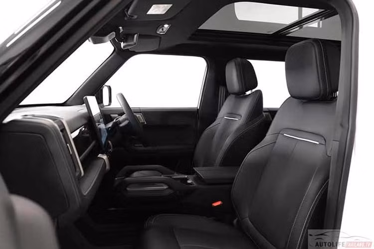Phiên bản AWD có toàn bộ những trang bị của bản thường, đồng thời được bổ sung bộ mâm 21 inch lớn hơn, đi kèm lốp 265/45, cửa sổ trời toàn cảnh có rèm che nắng, ghế trước tích hợp chức năng massage, bệ đỡ đùi chỉnh điện cho ghế hành khách phía trước và hệ thống âm thanh 12 loa Infinity.