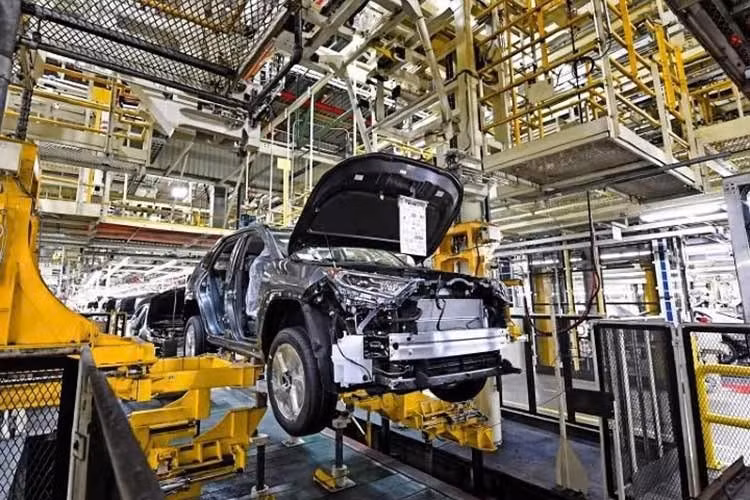 Theo Automotive News, nhu cầu dành cho Toyota RAV4 2026 đang tăng mạnh đến mức nhiều đại lý ghi nhận hàng trăm khách hàng chờ nhận xe. Tại California, đại lý Longo Toyota hiện có hơn 800 khách hàng đang xếp hàng chờ giao xe, dù đã bàn giao hơn 200 chiếc chỉ trong tháng 5.