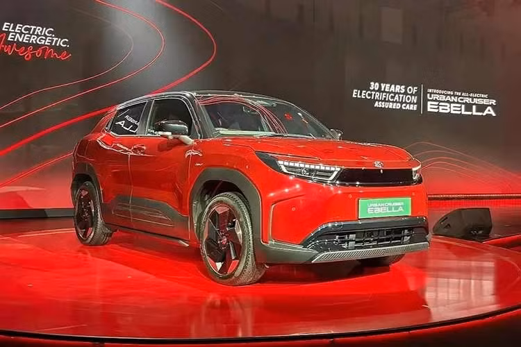 Toyota đã lần đầu tiên giới thiệu mẫu xe điện cỡ nhỏ Urban Cruiser EV ở thị trường Ấn Độ vào tháng 1/2025. Tuy nhiên, sau hơn 1 năm ra mắt, mẫu xe SUV chạy điện này mới được công bố tên gọi chính thức và giá bán ở thị trường Ấn Độ.