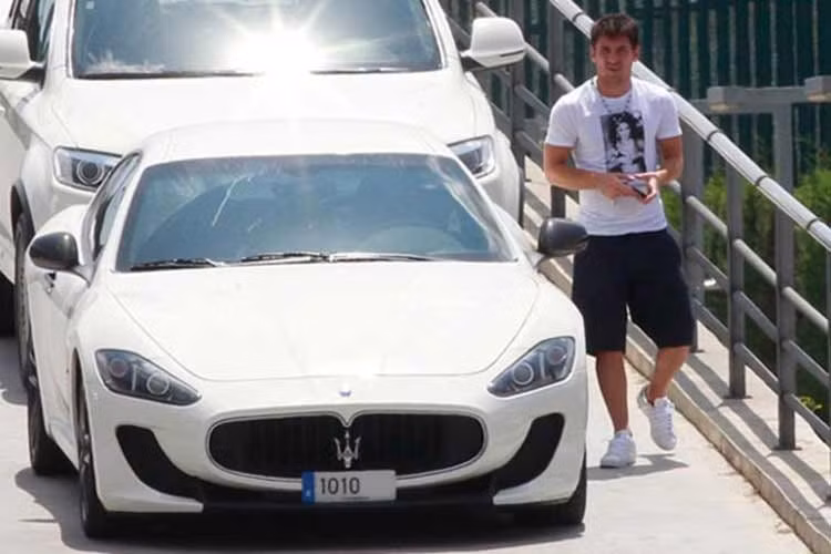 Bên cạnh dàn SUV đình đám, Lionel Messi cũng có trong tay một bộ sưu tập siêu xe/hypercar tiếng tăm không kém. Trong đó, cái tên đầu tiên được nhắc tới là Maserati Gran Turismo MC Stradale. Tại thời điểm mua mới, danh thủ người Argentina phải chi ra số tiền không dưới 352.000 USD (khoảng 8,1 tỷ đồng) để sở hữu cỗ máy V8 4.7L này.