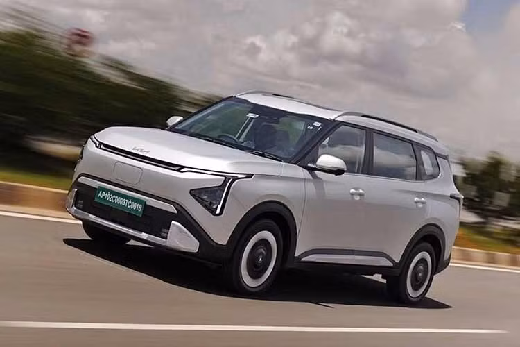 Tại thị trường Việt Nam, Kia vẫn chưa phân phối mẫu xe MPV Kia Carens EV thuần điện mà chỉ có mẫu Carens phiên bản máy xăng. Xe được bán với 4 phiên bản, giá bán chính hãng dao động 634-764 triệu đồng.