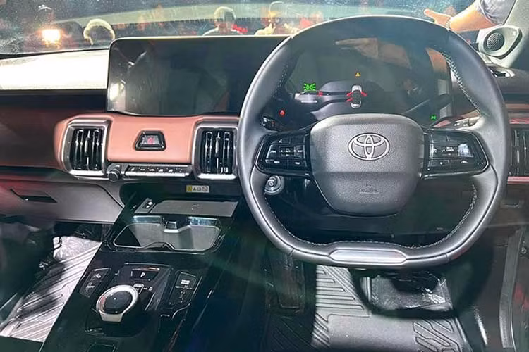 Bên trong xe, mẫu SUV thuần điện này sở hữu nội thất khá rộng rãi và phối 2 tông màu cùng các vật liệu hoàn thiện cao cấp. Trang bị của Toyota Urban Cruiser Ebella gồm ghế trước có tính năng thông gió, hệ thống đèn viền nội thất 12 màu, cửa sổ trời toàn cảnh, dàn âm thanh cao cấp JBL...