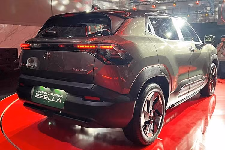 Tại thị trường Ấn Độ, Toyota Urban Cruiser Ebella chạy điện chỉ có 1 phiên bản là E3 và giá bán từ 2,36 triệu Rupuee (khoảng 661 triệu đồng). Như vậy, xe đắt hơn "anh em song sinh" Suzuki e Vitara vốn có giá từ 1,599-2,001 triệu Rupee.