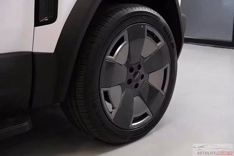 Kích thước dài x rộng x cao của Jaecoo J6T REEV lần lượt là 4.503 x 1.950 x 1.785 mm và chiều dài cơ sở 2.783 mm. Như vậy, xe dài hơn 97 mm, rộng hơn 40 mm và cao hơn 70 mm so với Jaecoo J6 phiên bản thuần điện trong khi chiều dài cơ sở lớn hơn 68 mm.