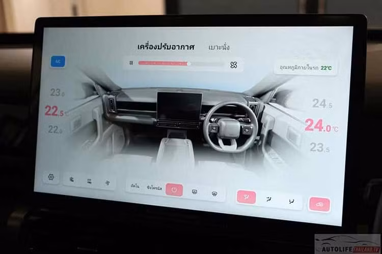 Nội thất xe với hệ thống đèn viền nội thất 64 màu, điều hòa tự động 2 vùng, ghế lái chỉnh điện 6 hướng có thông gió/nhớ vị trí, ghế hành khách phía trước chỉnh điện 4 hướng/thông gió, bảng đồng hồ kỹ thuật số 9,2 inch, màn hình cảm ứng trung tâm 15,6 inch, sạc không dây công suất 50 W, hệ thống âm thanh 6 loa, 6 túi khí và gói hỗ trợ lái nâng cao ADAS đầy đủ.