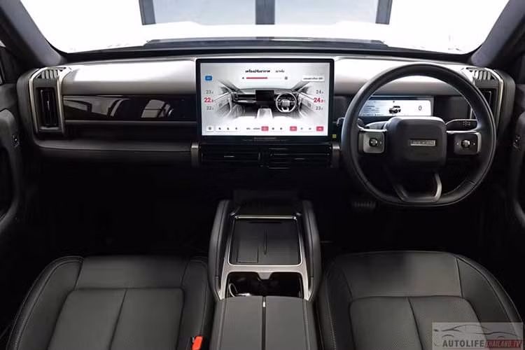 Ở bản 2WD, Jaecoo J6T REEV được trang bị hệ thống treo trước MacPherson, hệ thống treo sau đa liên kết, 9 chế độ lái, mâm hợp kim 19 inch đi kèm lốp 245/55, đèn pha ma trận thích ứng, đèn sương mù phía trước, đèn chiếu sáng khu vực cửa xe, thanh giá nóc, kính trước cách âm.