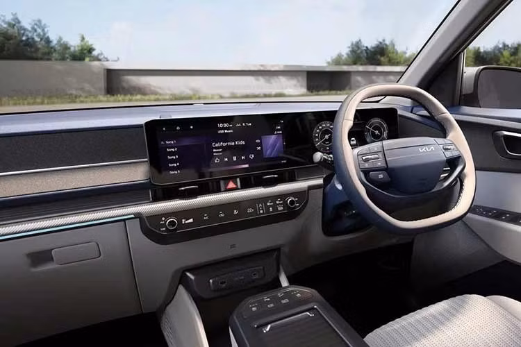 Về ngoại hình, Carens EV áp dụng ngôn ngữ thiết kế mới nhất của Kia với phong cách đậm chất tương lai, bao gồm lưới tản nhiệt đóng kín, cụm đèn theo phong cách viên đá và dải đèn LED định vị ban ngày vắt ngang đầu xe, lấy cảm hứng từ bản đồ sao. Phong cách hiện đại này cũng được duy trì ở phía sau.