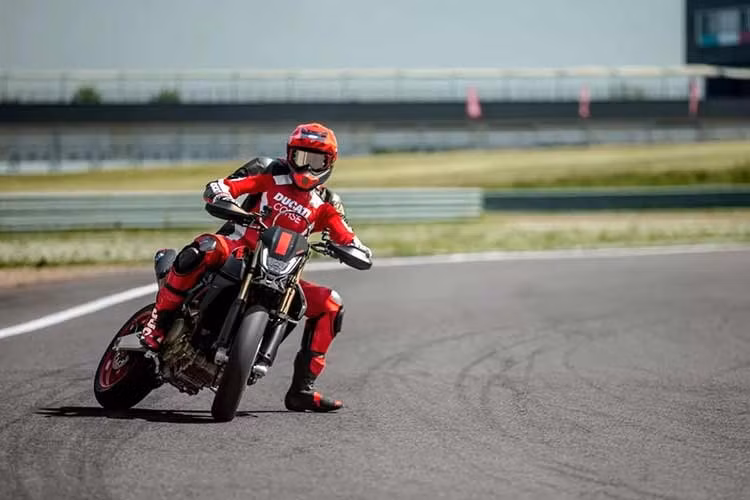 Dành cho những khách hàng muốn khai thác tối đa hiệu năng của chiếc xe trên đường đua, Ducati còn cung cấp tùy chọn pô đua Termignoni không hợp pháp lưu thông ngoài đường phố. Theo hãng xe Ý, hệ thống này giúp tăng thêm khoảng 7 mã lực, nâng tổng công suất lên gần 84,5 mã lực.