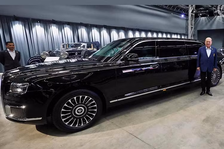 Sự kiện bàn giao chiếc Aurus Senat cho Quốc vương Ibrahim được diễn ra tại Bảo tàng Garage Xe chuyên dụng tại Moscow, Nga, nơi trưng bày hơn 50 mẫu ôtô và môtô độc đáo. Nhà vua Malaysia được đón tiếp tại bảo tàng bởi Thứ trưởng thứ nhất Bộ Công Thương Nga Kirill Alekseevich Lysogorsky, Giám đốc bảo tàng Belikov AV và CEO NAMI Nazarov FL.