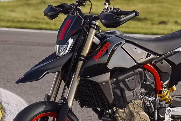 Trái tim của Hypermotard 698 Mono Nera là khối động cơ Superquadro Mono dung tích 659 cc. Đây không phải một động cơ phát triển hoàn toàn mới, mà được thừa hưởng nhiều công nghệ trực tiếp từ động cơ V2 trên Panigale 1299. Ducati giữ lại piston đường kính 116 mm, cấu trúc buồng đốt, hệ thống van nạp titanium, van xả thép cùng cơ cấu đóng mở van desmodromic nổi tiếng từng xuất hiện trên các mẫu xe MotoGP.