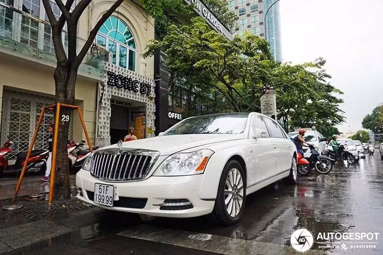 Đáng chú ý, chiếc sedan siêu sang Maybach 62S này đã không được sử dụng từ tháng 12/2023 đến nay. Với một mẫu xe siêu sang đã hơn 15 năm tuổi, người mua nhiều khả năng sẽ phải chi thêm khoản kinh phí đáng kể để phục hồi nội thất, kiểm tra hệ thống vận hành và đưa xe trở lại trạng thái hoạt động bình thường.