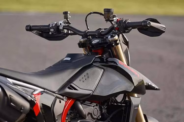 Một trong những điểm đáng chú ý nhất của Hypermotard 698 Mono Nera nằm ở trọng lượng cực nhẹ. Xe chỉ nặng 151 kg, điều này có được do Ducati sử dụng khung thép mắt cáo có độ dày thay đổi, bộ mâm đúc trọng lượng nhẹ và gắp đôi tối ưu hóa khối lượng. Hệ thống treo cũng được đầu tư bài bản với phuộc USD Marzocchi đường kính 45 mm phía trước và giảm xóc Sachs phía sau, cả hai đều có thể điều chỉnh hoàn toàn nhằm phục vụ phong cách lái thể thao đặc trưng của dòng supermoto.