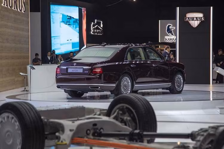 Nằm bên dưới nắp ca-pô của Aurus Senat là hệ truyền động hybrid, bao gồm máy xăng V8, tăng áp, dung tích 4.4L, tạo ra công suất tối đa 598 mã lực và mô-men xoắn cực đại 880 Nm. Mô-tơ điện sẽ bổ sung 40 mã lực nữa cho xe. Toàn bộ sức mạnh được truyền tới cả 4 bánh thông qua hộp số tự động 9 cấp.