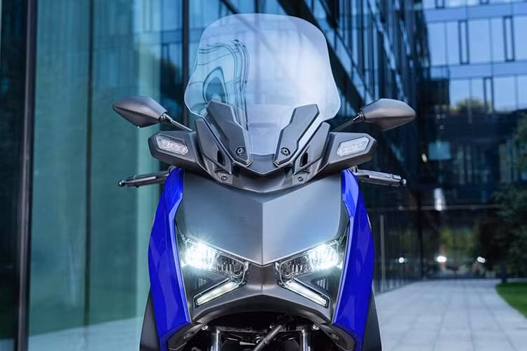 Cụm đèn mới giúp Yamaha XMAX ABS 2026 duy trì bản sắc nhận diện mạnh mẽ đồng thời mang lại cảm giác hiện đại và thể thao hơn. Những chi tiết thân xe được xử lý gọn gàng, tăng tính khí động học nhưng vẫn đảm bảo sự bề thế vốn có của một mẫu maxi-scooter. XMAX ABS 2026 vẫn duy trì thế mạnh về độ ổn định nhờ trục cơ sở dài 1.540 mm và trọng lượng 183 kg.