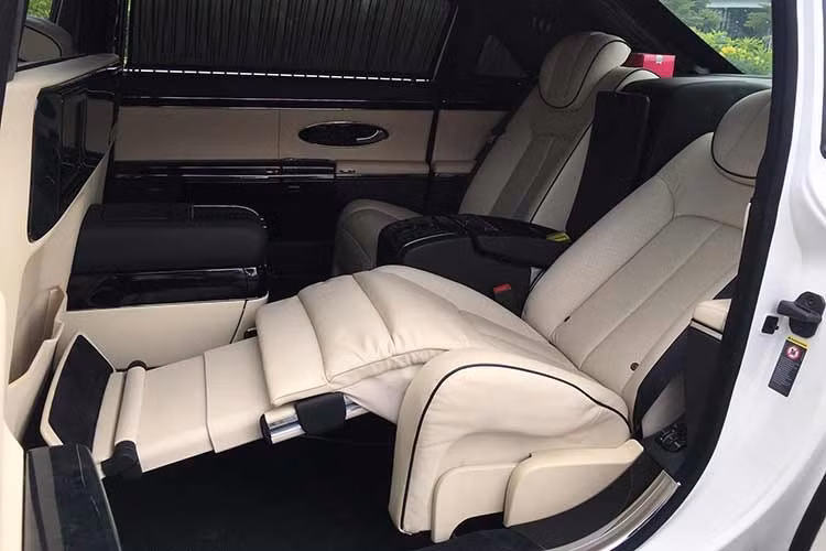 Để phù hợp với ông chủ ngồi phía sau, Maybach thiết kế một vách ngăn có thể làm mờ chỉ với một nút nhấn. Khi cần không gian riêng tư, chủ nhân chỉ cần kéo vách ngăn và tận hưởng cảm giác tĩnh lặng tuyệt đối mỗi khi di chuyển. Tuy nhiên, chủ xe vẫn có thể giao tiếp với lái xe của mình thông qua bộ đàm, có thể theo dõi các chỉ số vận tốc, tua máy trên dàn đồng hồ phía sau.