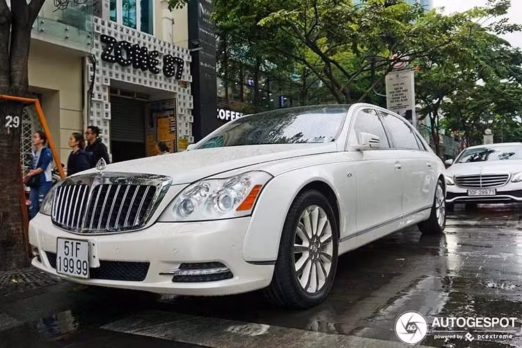 Tại thị trường Việt Nam, số lượng Maybach 62S không nhiều và chủ yếu xuất hiện trong giới sưu tầm xe siêu sang đời cũ. Chiếc xe được đấu giá lần này gây chú ý khi sở hữu màu sơn trắng Antigua White hiếm gặp. Đây là loại sơn đa lớp có hiệu ứng ngọc trai, từng được xem là một trong những tùy chọn ngoại thất cao cấp của dòng Maybach thời điểm đó.