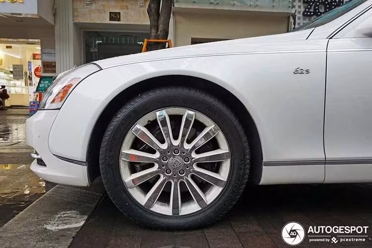 Ngoài kích thước ngoại cỡ và thân vỏ chắc chắn, ngoại hình Maybach 62S khi đó không có nhiều trang bị đặc biệt. Cụm đèn pha bi-xenon là công nghệ đèn tiên tiến nhất ở thời điểm bấy giờ. Maybach 62S cũng chưa có đèn LED định vị như trên những mẫu xe sang trọng thời nay, bộ mâm đi kèm có kích thước 20 inch.