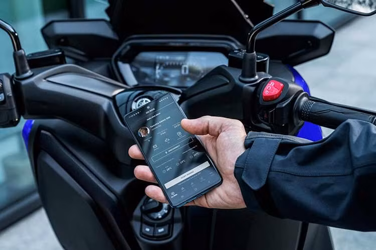 Cụm đồng hồ hiển thị của xe được thiết kế hiện đại với sự kết hợp giữa màn hình TFT 4,2 inch và màn hình LCD 3,2 inch, mang lại khả năng hiển thị thông tin rõ ràng và trực quan. Cách bố trí hai màn hình đặt dưới lớp kính tối màu không chỉ giúp tăng tính thẩm mỹ mà còn tạo cảm giác cao cấp, phù hợp với định vị của một mẫu maxi-scooter hướng tới người dùng trưởng thành.