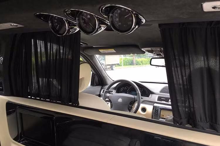 Những công nghệ cao cấp nhất trên Maybach 62S bố trí ở phía khoang sau. Maybach 62S là một trong những chiếc limousine có giá bán đắt nhất thế giới thời điểm mới ra mắt, với giá xuất xưởng lên tới 460.000 USD. Chính vì thế đại gia sở hữu được cung cấp khoang nội thất như trên du thuyền hạng sang.