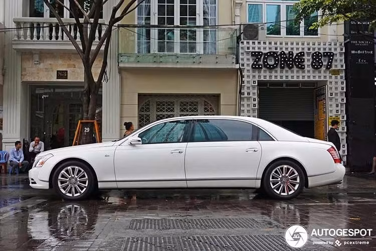 Maybach lần đầu giới thiệu mẫu xe siêu sang Maybach 62S tại triển lãm Auto China 2006 tại Trung Quốc như phiên bản hiệu năng cao của "đàn anh" Maybach 62 tiêu chuẩn. Chữ “S” trong tên xe là viết tắt của từ “Spezial” trong tiếng Đức, mang hàm ý phiên bản đặc biệt.