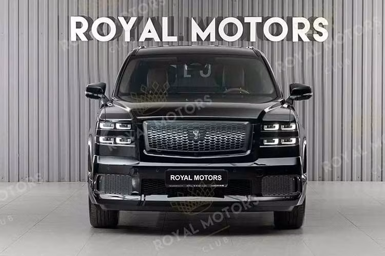 Về ngoại hình, chiếc Toyota Century SUV đời 2024 này là phiên bản tay lái nghịch, mới qua một đời chủ và đã chạy khoảng 2.100 km. Xe sở hữu ngoại thất sơn đen toàn bộ, đi kèm bộ mâm 22 inch và cùm phanh màu đỏ.